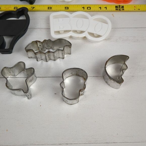 10 Wilton VTG Halloween Cookie Cutters Pumpkin Storage Container + 6 Metal 1996 - Picture 7 of 11